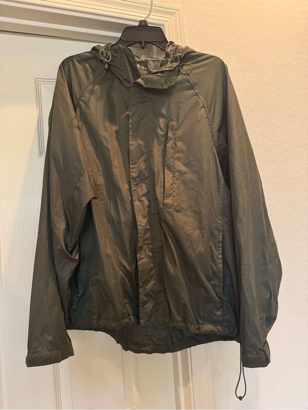 Rothco Hooded Packable Rain Jacket in Olive Drab Men’s Size Large With Pockets